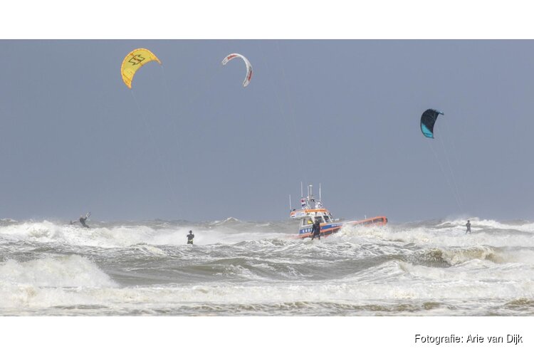 KNRM waarschuwt voor onnodige zoekacties door verloren surfmateriaal: "Eén telefoonnummer kan uren zoeken voorkomen"
