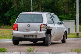 Schade na kop-staartbotsing tussen twee personenauto's Velsen-Noord