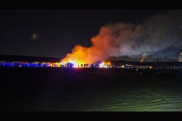 Meerdere strandhuisjes in brand op strand Velsen-Noord