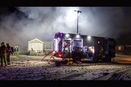 Meerdere strandhuisjes in brand op strand Velsen-Noord