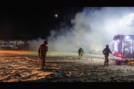 Meerdere strandhuisjes in brand op strand Velsen-Noord