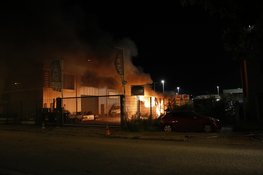 Camper vliegt in brand op parkeerterrein van bedrijf