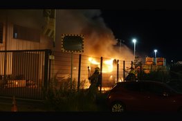 Camper vliegt in brand op parkeerterrein van bedrijf
