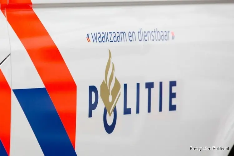 Persoon met bivakmuts gezocht na brandstichting auto