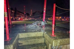 Scooter volledig uitgebrand op jeugdplek Stratingplantsoen in Velsen-Noord