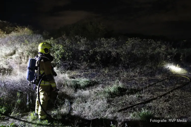 Brandweer blust duinbrand in IJmuiden