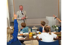 Burgemeester Dales en leerlingen van Parnassia ontbijten samen