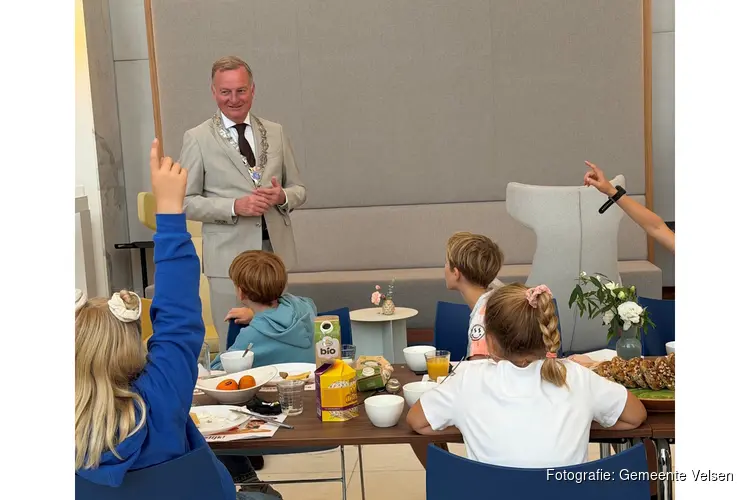 Burgemeester Dales en leerlingen van Parnassia ontbijten samen