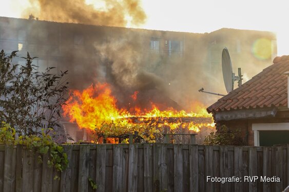 Meerdere schuren in brand aan Zeeuwstraat in Velsen-Noord