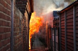 Meerdere schuren in brand aan Zeeuwstraat in Velsen-Noord