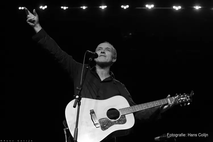 Theaterconcert Stef Bos mixt klassiekers en nieuwe repertoire