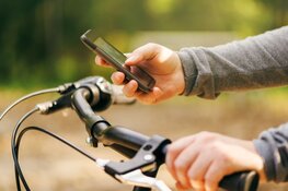 Nederlander legt telefoon niet weg in het verkeer: fietsers zijn het ergst