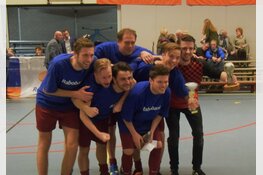Al 29 jaar rivaliteit en gezelligheid tussen voetballende straten in Velserbroek