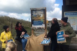 Strandwandelaar kan in Wijk aan Zee koffie, thee of ijsje afrekenen met een volle juttas aan strandvuil