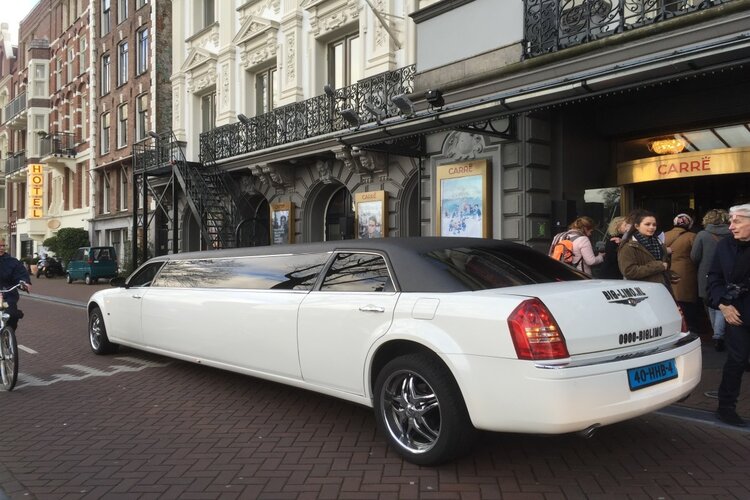 Boek nu een limo voor een spetterende aankomst bij je school!