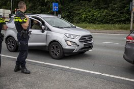 Vrouw lichtgewond bij ongeval op de Velsertraverse