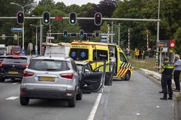 Vrouw lichtgewond bij ongeval op de Velsertraverse