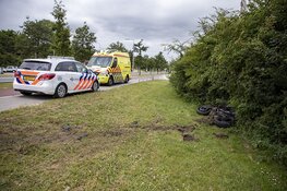 Motorrijles gaat mis, vrouw rijdt in bosjes en raakt gewond