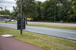 Motorrijles gaat mis, vrouw rijdt in bosjes en raakt gewond
