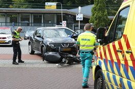Afslaande automobilist ziet scooterrijdster over het hoofd