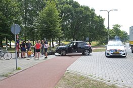 Afslaande automobilist ziet scooterrijdster over het hoofd