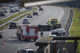 Auto op z'n kant bij ongeval A9 na Wijkertunnel