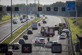 Auto op z'n kant bij ongeval A9 na Wijkertunnel