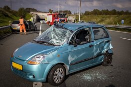 Auto op z'n kant bij ongeval A9 na Wijkertunnel