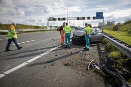 Auto op z'n kant bij ongeval A9 na Wijkertunnel