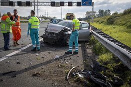 Auto op z'n kant bij ongeval A9 na Wijkertunnel