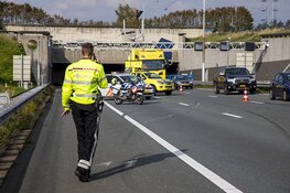 Auto op z'n kant bij ongeval A9 na Wijkertunnel