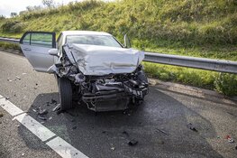 Auto op z'n kant bij ongeval A9 na Wijkertunnel