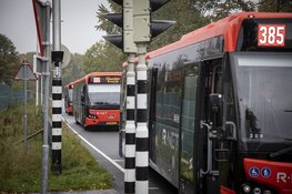 Fietsster gewond na botsing met R-Net bus in Driehuis