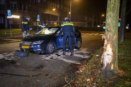 Gewonde en aanhouding bij botsing tegen boom in Velserbroek