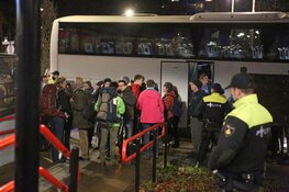 Actievoerders Greenpeace per bus overgebracht van Schiphol naar Santpoort-Noord