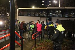 Actievoerders Greenpeace per bus overgebracht van Schiphol naar Santpoort-Noord