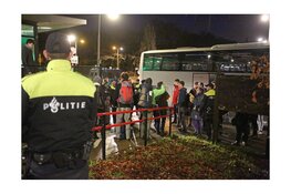 Actievoerders Greenpeace per bus overgebracht van Schiphol naar Santpoort-Noord