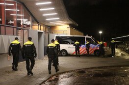 Actievoerders Greenpeace per bus overgebracht van Schiphol naar Santpoort-Noord