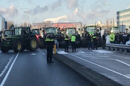 Tegengehouden A9-boeren blokkeren poorten Tata Steel: "Staat helemaal vast"