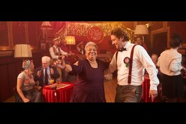 Schouwburg omgetoverd tot danspaleis tijdens nieuwjaarsbal voor senioren