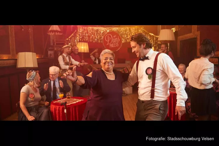 Schouwburg omgetoverd tot danspaleis tijdens nieuwjaarsbal voor senioren