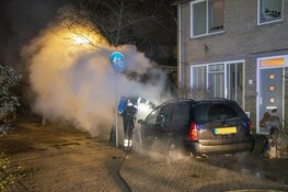 Auto verwoest door brand in Velserbroek