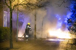 Auto verwoest door brand in Velserbroek