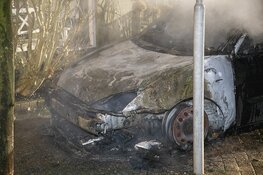 Auto verwoest door brand in Velserbroek