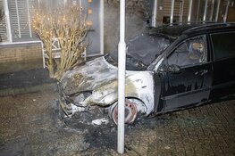 Auto verwoest door brand in Velserbroek
