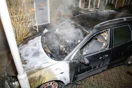 Auto verwoest door brand in Velserbroek