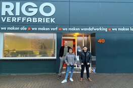 Baas RIGO Verffabriek staat stoel af aan Taim (12) en Farai (12)