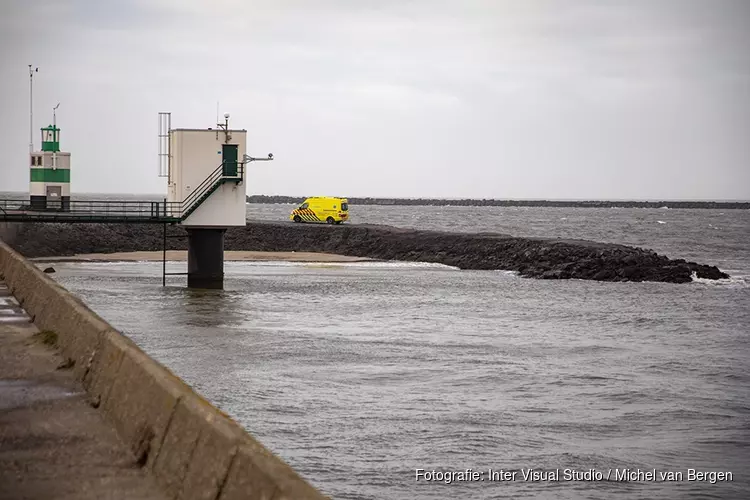 Omstanders gooien reddingsboei naar drenkeling in IJmuiden