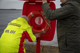 Omstanders gooien reddingsboei naar drenkeling in IJmuiden