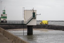 Omstanders gooien reddingsboei naar drenkeling in IJmuiden